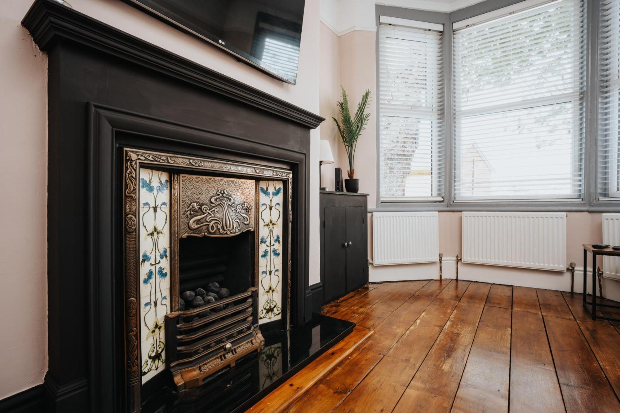 Swiss Haven - Spacious 3 Bedroom House Holiday home Liverpool