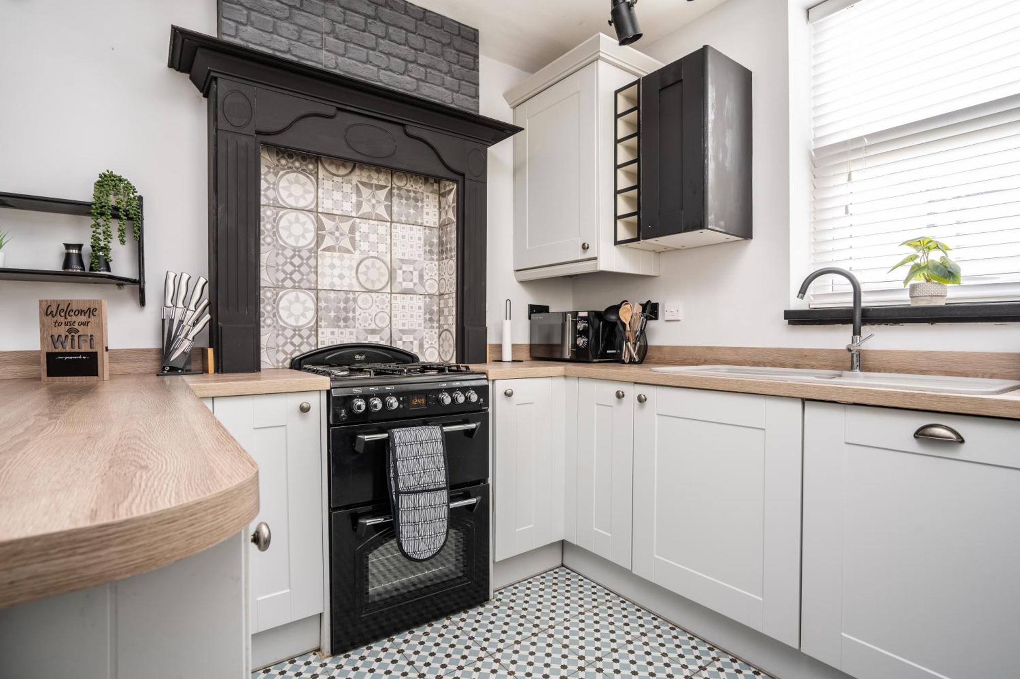 Swiss Haven - Spacious 3 Bedroom House Liverpool